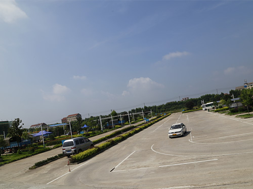 藍天白云正是學(xué)車(chē)的好時(shí)機